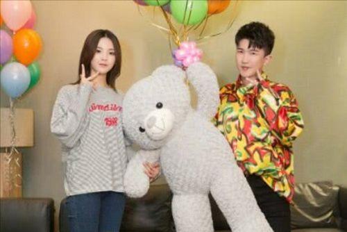 娱乐扒圈吃瓜记,揭秘明星幕后故事,吃瓜群众必看  第2张 娱乐扒圈吃瓜记,揭秘明星幕后故事,吃瓜群众必看  第2张